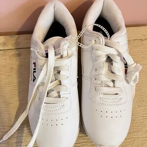Tennis shoes